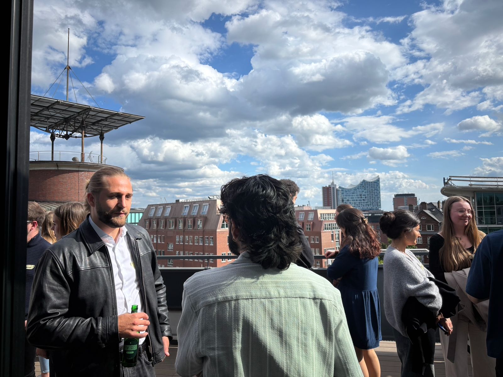 Networking mit Blick auf die Elbphilharmonie